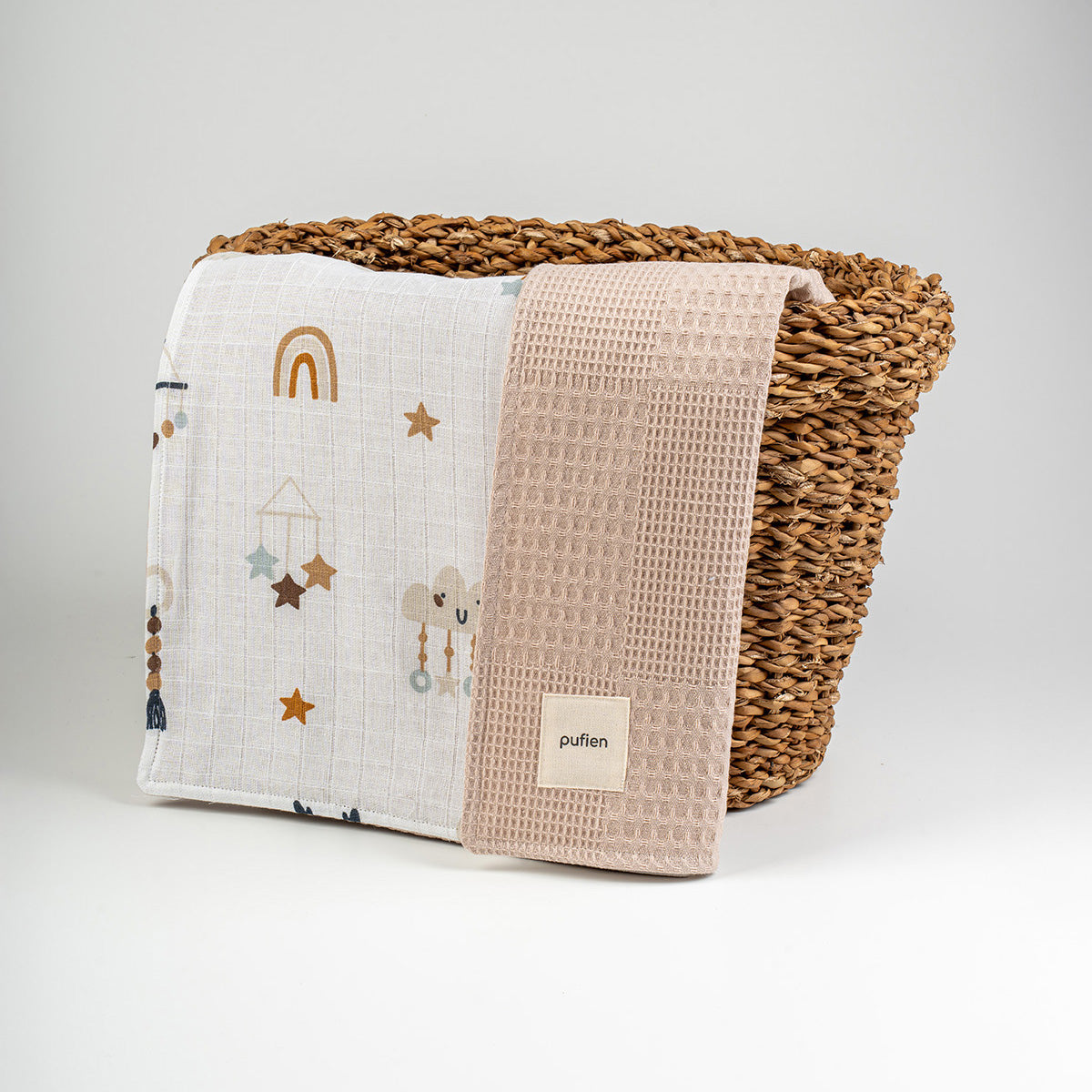 Geyik ve gökkuşağı desenli bej müslin waffle örtü