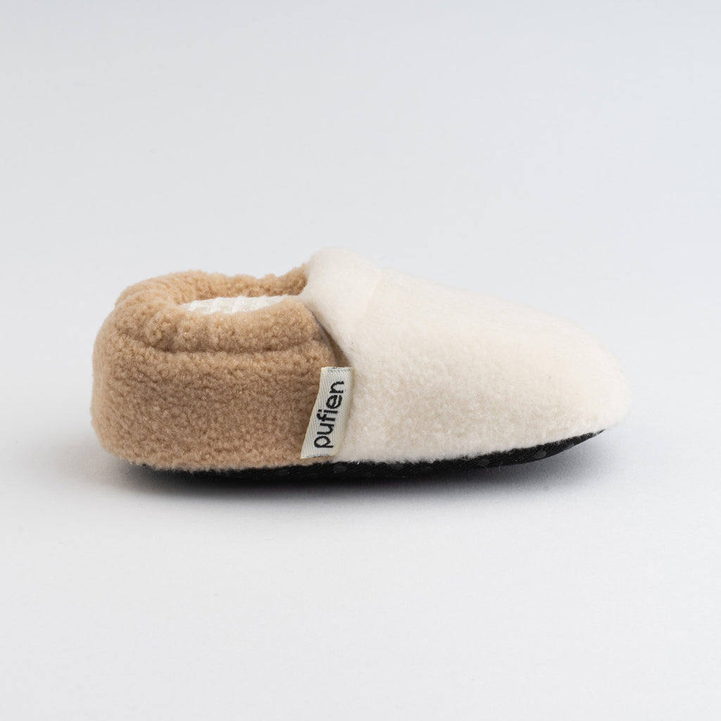 bej - beyaz polar kısa patik yandan görünüm