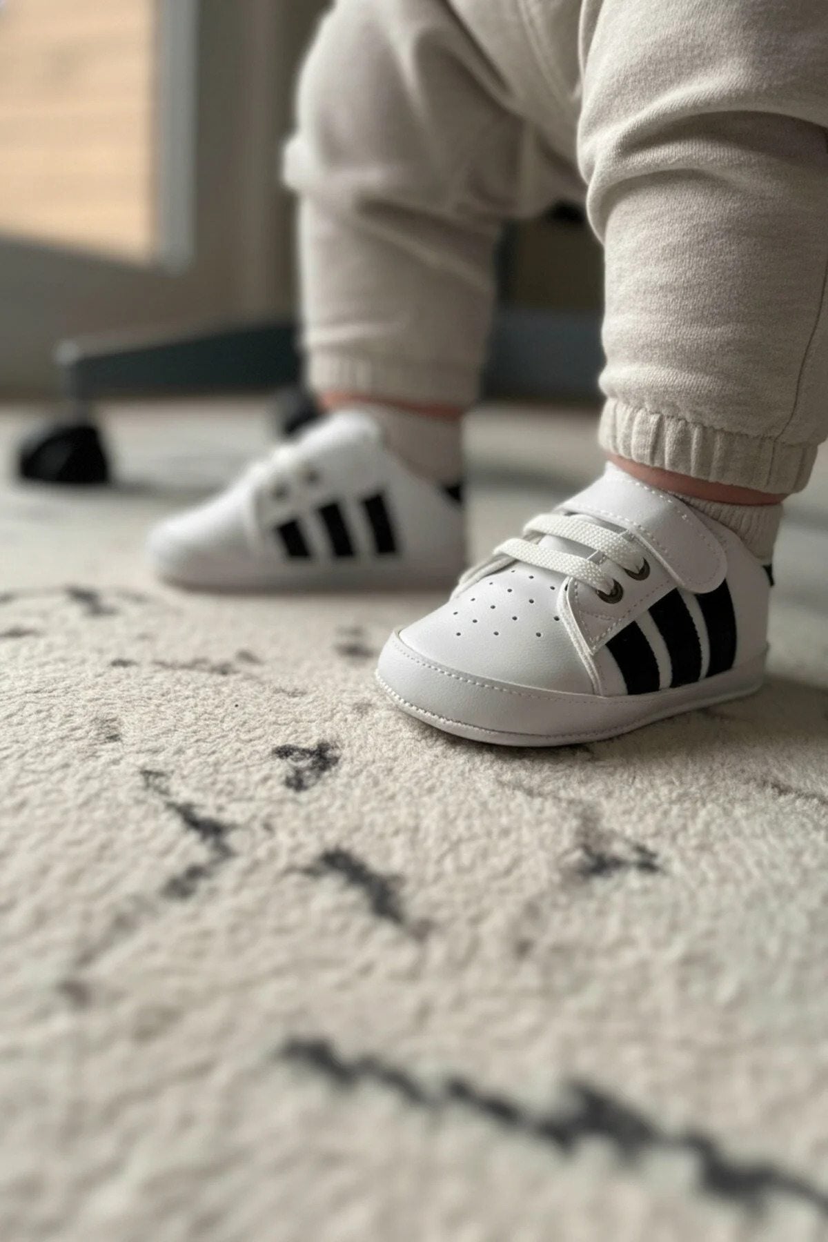 Beyaz Çizgili Cırt Cırtlı Bebek Spor Ayakkabı — Siyah